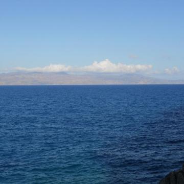 Η χερσόνησος Ροδοπού όπως φαίνεται από τη νησίδα Θοδωρού