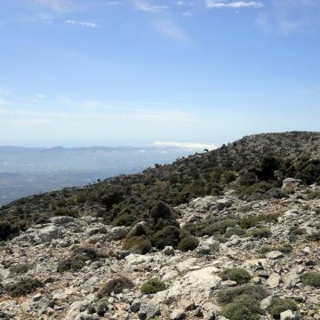 Με θέα την πεδιάδα της Μεσαράς, από τη θέση Αμπελάκια Ρούβα.