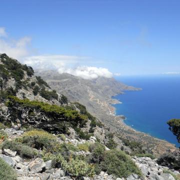 Με θέα την ακτογραμμή των Αστερουσίων, στο βάθος οι Τρεις Εκκλησιές.