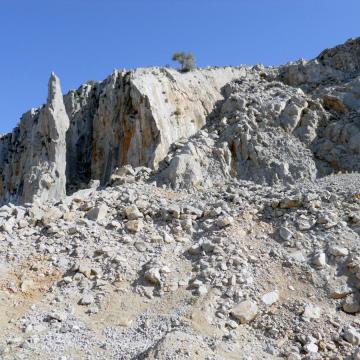 Έντονη αποσάθρωση του ασβεστολίθου, στην περιοχή Οξύ Κεφάλι λίγο μετά το Απεσωκάρι.