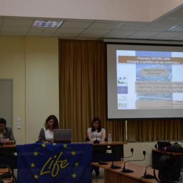 Ο Αντιδήμαρχος Γόρτυνας κ. Αντώνιος Πρινιανάκης (αριστερά), η κα. Τάνια Πλουμή, υπεύθυνη δράσεων επικοινωνίας του έργου LIFE Natura2000Value Crete (μέση) και η κα. Ελισάβετ Γεωργοπούλου, εξωτερική συνεργάτης του ΜΦΙΚ (δεξιά)