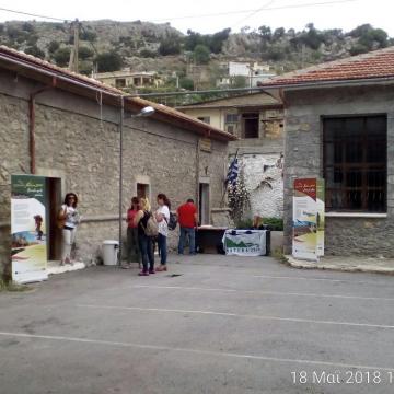 Το προαύλιο του παλαιού Δημοτικού Σχολείου Τζερμιάδου, έξω από τη γεμάτη αίθουσα της εκδήλωσης