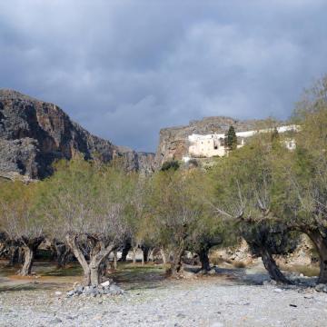 Η έξοδος του Φαραγγιού της Μονής Καψά, με το ομώνυμο μοναστήρι.