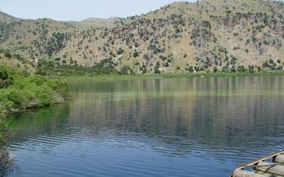 Λίμνη Κουρνά, η μοναδική φυσική λίμνη της Κρήτης.