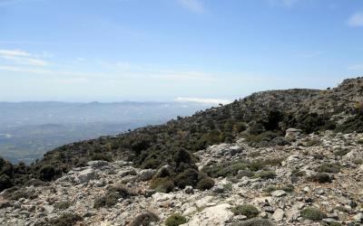 Με θέα την πεδιάδα της Μεσαράς, από τη θέση Αμπελάκια Ρούβα.